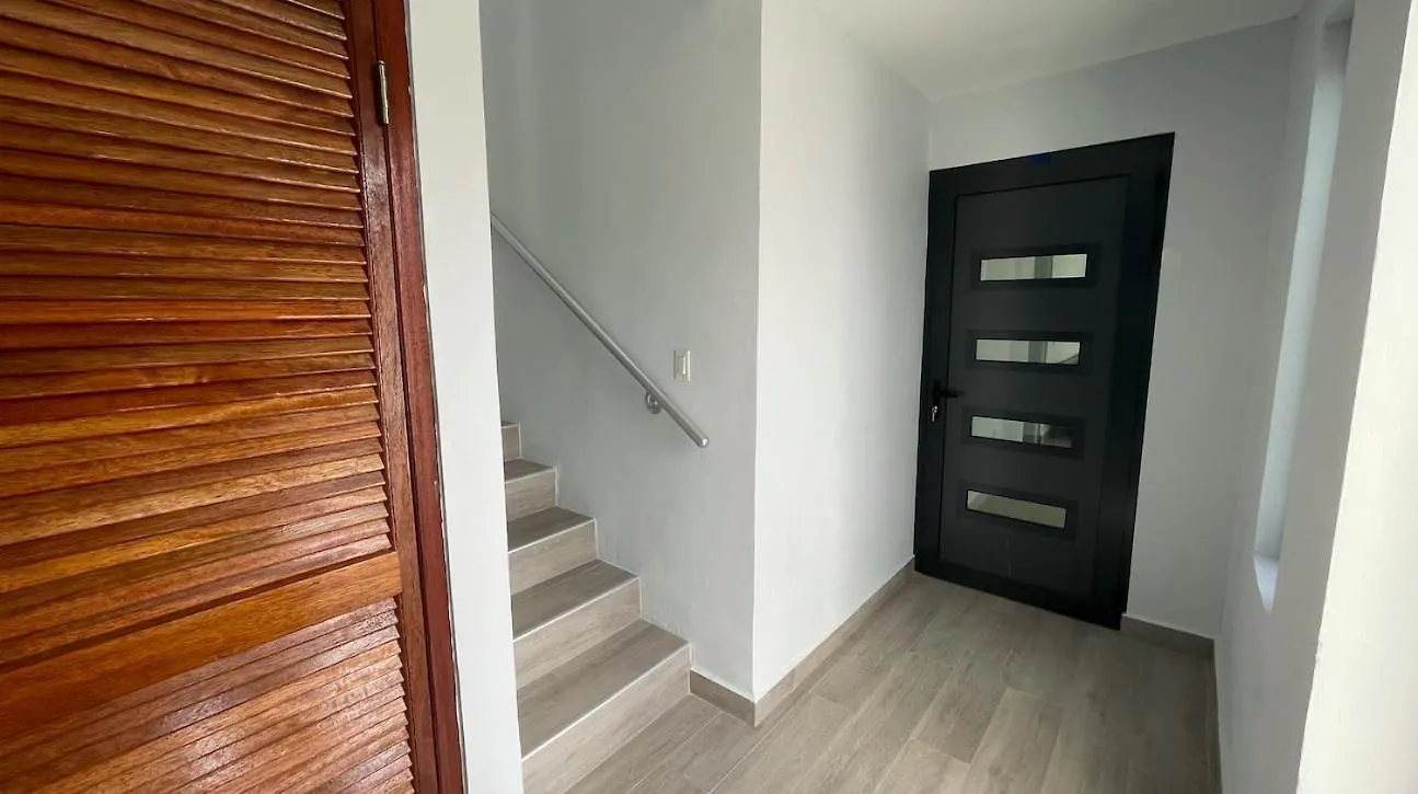 Whitehouse Boulevard, Close To Mambo Beach And City Centre Apartment Willemstad